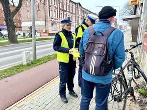 zdjęcie przedstawia policjantów w trakcie kontroli rowerzysty