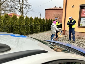 zdjęcie przedstawia policjantów w trakcie kontroli rowerzysty