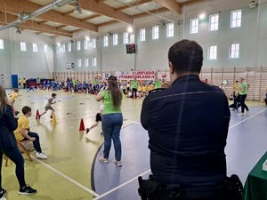 zdjęcie przedstawia policjantów w trakcie prelekcji