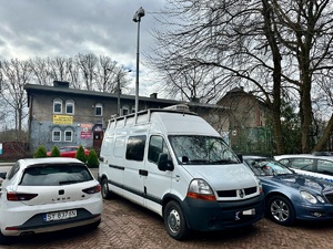 Zdjecie przedstawia Ruchome Stanowisko Dowodzenia, samochód typu bus z kamerami