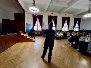 Zdjęcie przedstawia policjantów w trakcie prelekcji w szkole