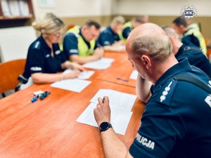 zdjęcie przedstawia policjantów w trakcie rozwiązywania testu wiedzy