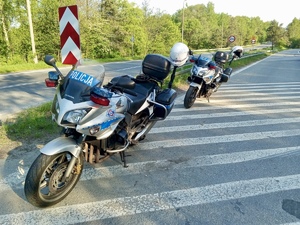 zdjęcie przedstawia policjantów w trakcie kontroli drogowej