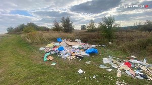 zdjęcie przedstawia śmieci leżące na polu
