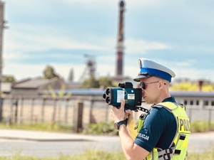 zdjęcie przedstawia policjanta w trakcie kontroli drogowej