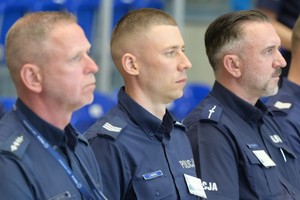 zdjęcie przedstawia policjantów siedzących na widowni