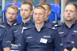 zdjęcie przedstawia policjantów siedzących na widowni