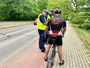 zdjęcie przedstawia policjantów w trakcie kontroli rowerzysty