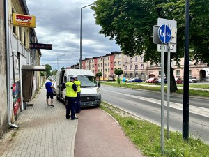 zdjęcie przedstawia policjantów w trakcie kontroli drogowej