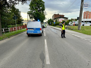 Zdjęcie przedstawia policjantów w trakcie obsługi kolizji drogowej