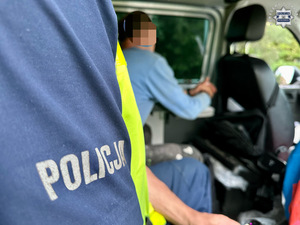 Zdjęcie przedstawia policjantów w trakcie obsługi kolizji drogowej