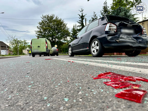 Zdjęcie przedstawia policjantów w trakcie obsługi kolizji drogowej