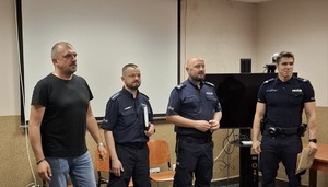 Na zdjęciu widoczni policjanci rozwiązujący test