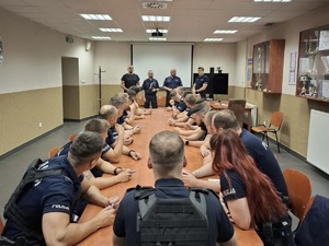 Na zdjęciu widoczni policjanci rozwiązujący test