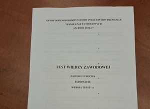 Na zdjęciu widoczni policjanci rozwiązujący test