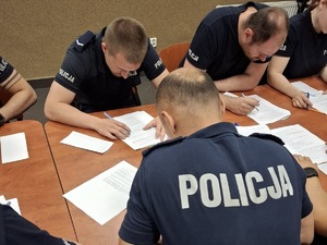 Na zdjęciu widoczni policjanci rozwiązujący test