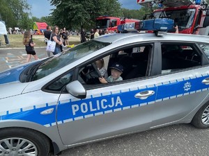 policjanci w trakcie pikników z okazji dnia dziecka