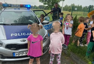 policjanci w trakcie pikników z okazji dnia dziecka