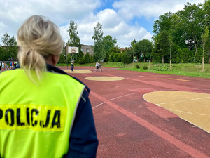 zdjęcie przedstawia policjantów w trakcie przeprowadzania egzaminu na kartę rowerową dla dzieci.