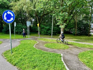 zdjęcie przedstawia policjantkę przeprowadzającą egzamin na kartę rowerową