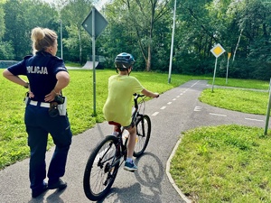 zdjęcie przedstawia policjantkę przeprowadzającą egzamin na kartę rowerową