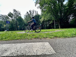 zdjęcie przedstawia policjantkę przeprowadzającą egzamin na kartę rowerową