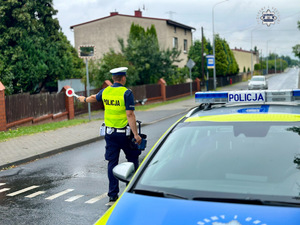 zdjęcie przedstawia policjanta w trakcie kontroli drogowej