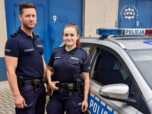 zdjęcie przedstawia policjantów stojących przy radiowozie