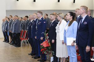 zdjęcie przedstawia gości honorowych w trakcie uroczystości