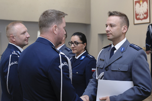 zdjęcie przedstawia wręczenie aktów mianowania policjantom