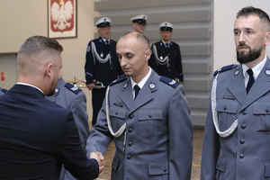 zdjęcie przedstawia wręczenie aktów mianowania policjantom