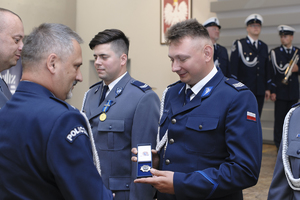 zdjęcie przedstawia wręczenie odznaczeń policjantom