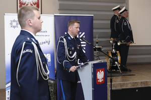 zdjęcie przedstawia Komendanta w mundurze galowym w trakcie przemówienia