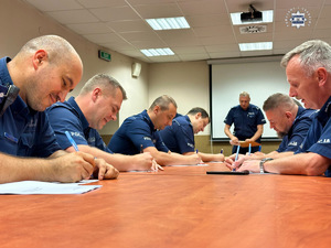 zdjęcie przedstawia policjantów w trakcie rozwiązywania testu wiedzy