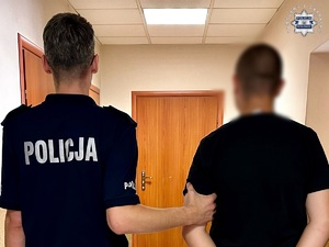 zdjęcie przedstawia sprawcę prowadzonego przez policjanta