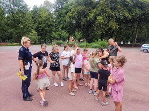 zdjęcie przedstawia policjantów w trakcie prelekcji dla dzieci