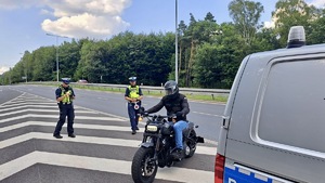 zdjęcie przedstawia policjantrów w trakcie kontroli drogowej motocyklisty