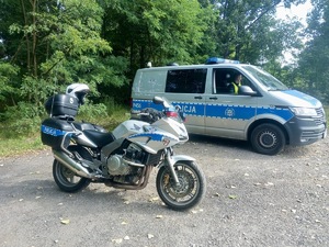 zdjęcie przedstawia policjantrów w trakcie kontroli drogowej motocyklisty