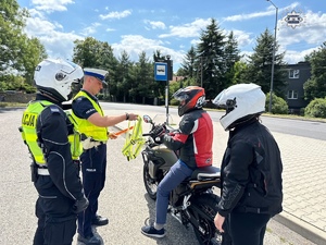 zdjęcie przedstawia policjantów w trakcie kontroli drogowej