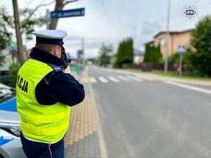 zdjęcie przedstawia policjantów w trakcie kontroli drogowej