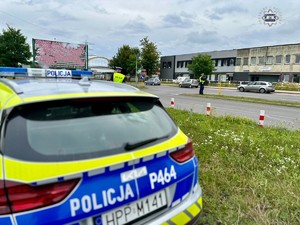 zdjęcie przedstawia policjantów w trakcie kontroli drogowej