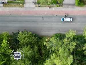 zdjęcie przedstawia miejsce wypadku z udziałem samochodu i rowerzysty