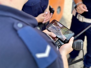 zdjęcie przedstawia policjantów obserwujących przebieg wyścigu