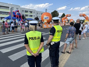 zdjęcie przedstawia policjantów obserwujących przebieg wyścigu