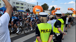 zdjęcie przedstawia policjantów obserwujących przebieg wyścigu