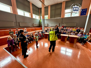 zdjęcie przedstawia policjantki w trakcie prelekcji z dziećmi