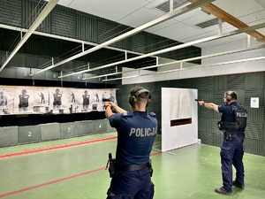 zdjęcie przedstawia policjantów w trakcie szkolenia na strzelnicy