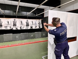 zdjęcie przedstawia policjantów w trakcie szkolenia na strzelnicy