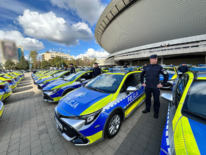 zdjęcie przedstawia policjantów stojących przy radiowozach