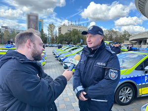 zdjęcie przedstawia komendanta w trakcie wywiadu